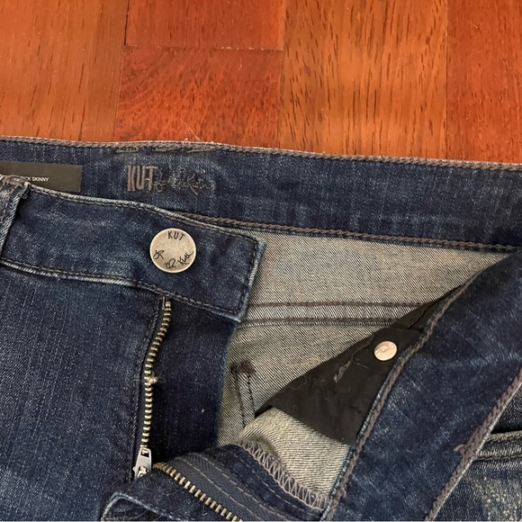 SALE! NWOT KUT from the Cloth MIA Toothpick Skinny Distressed Jeans. Size: 8. - Picture 5 of 14